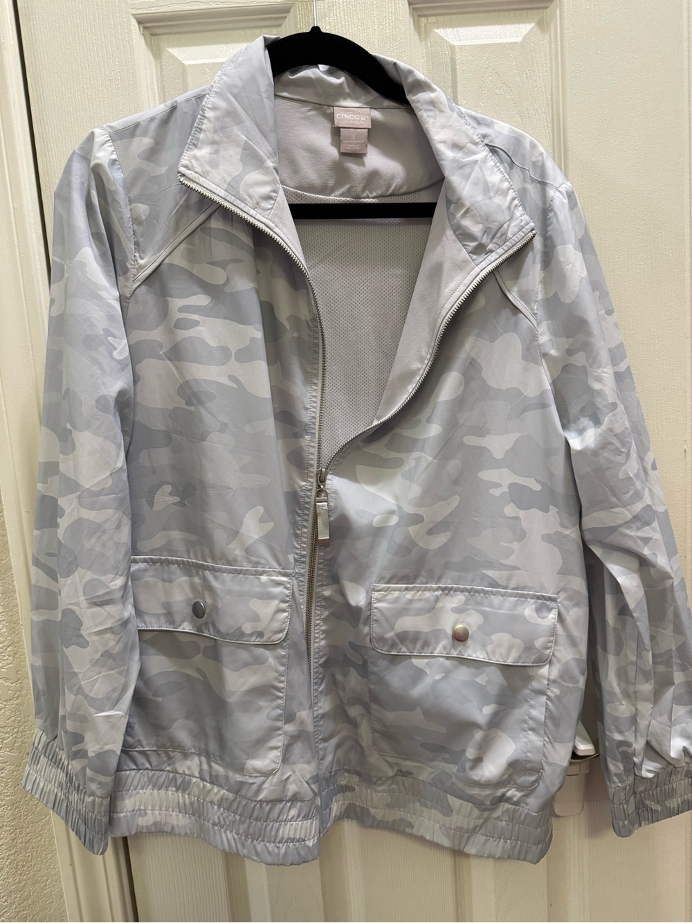 Chico's Women's Lightweight Camouflage Zip-Front Jacket - Light Gray size 3
